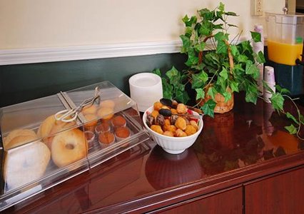 Econo Lodge Inn & Suites Windsor Locks  06.[1]